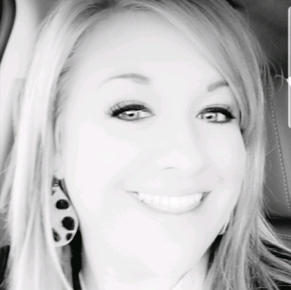 Meet your Posher, Julie - Picture 1 of 1